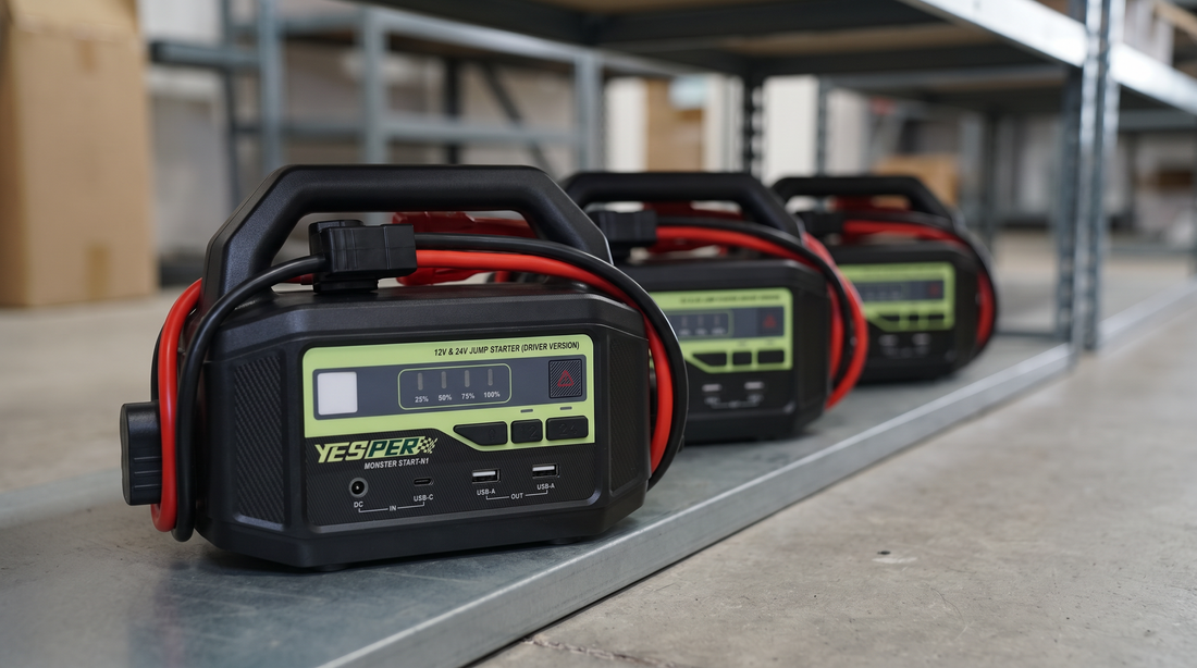 Drie Yesper Monster Start N1 jumpstarters opgeladen naast elkaar op magazijnschap van wagenpark