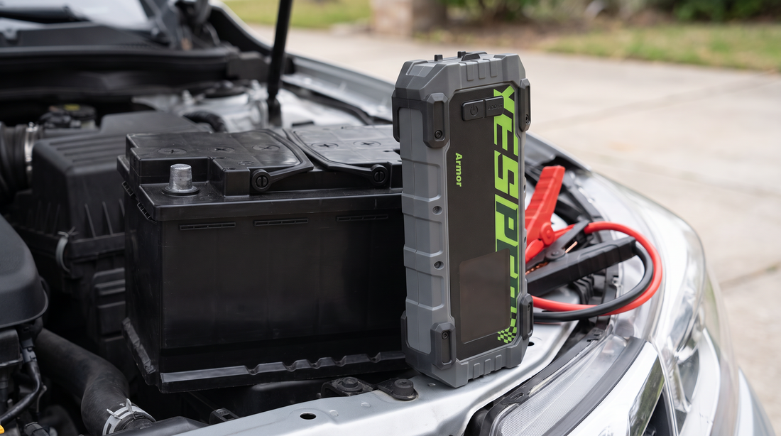 Yesper Armor jumpstarter naast een AGM start-stop accu in de motorruimte