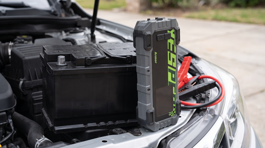 Yesper Armor jumpstarter naast een AGM start-stop accu in de motorruimte