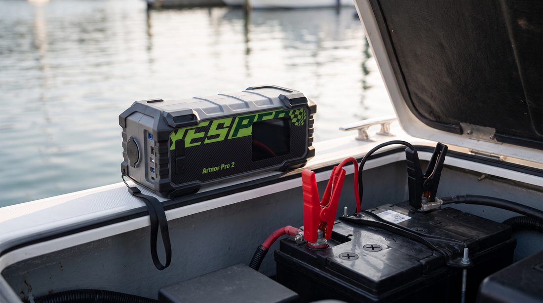 Yesper Armor Pro 2 aangesloten op de startaccu in de motorruimte van een motorboot