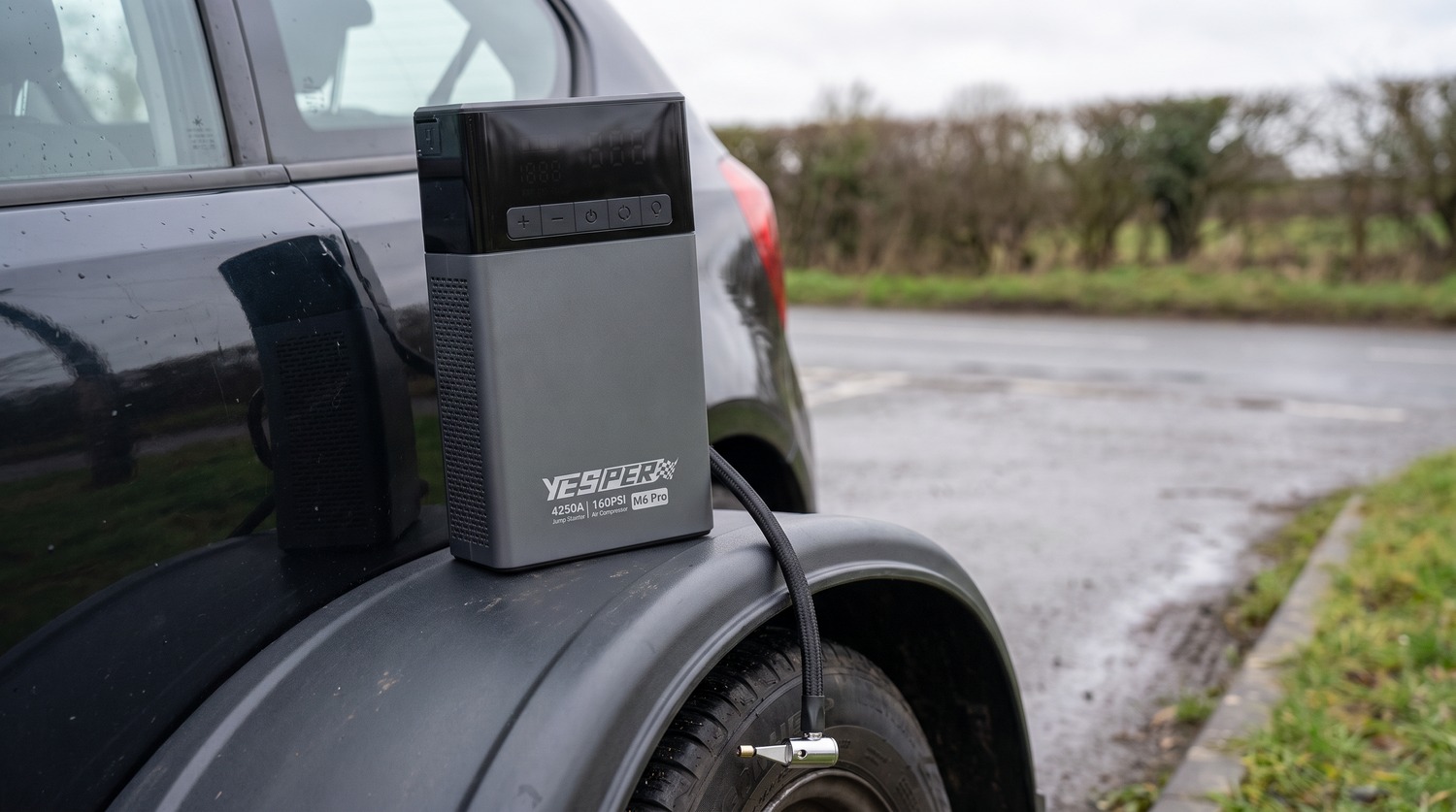 Yesper Almighty M6 Pro jumpstarter met ingebouwde bandenpomp langs de weg