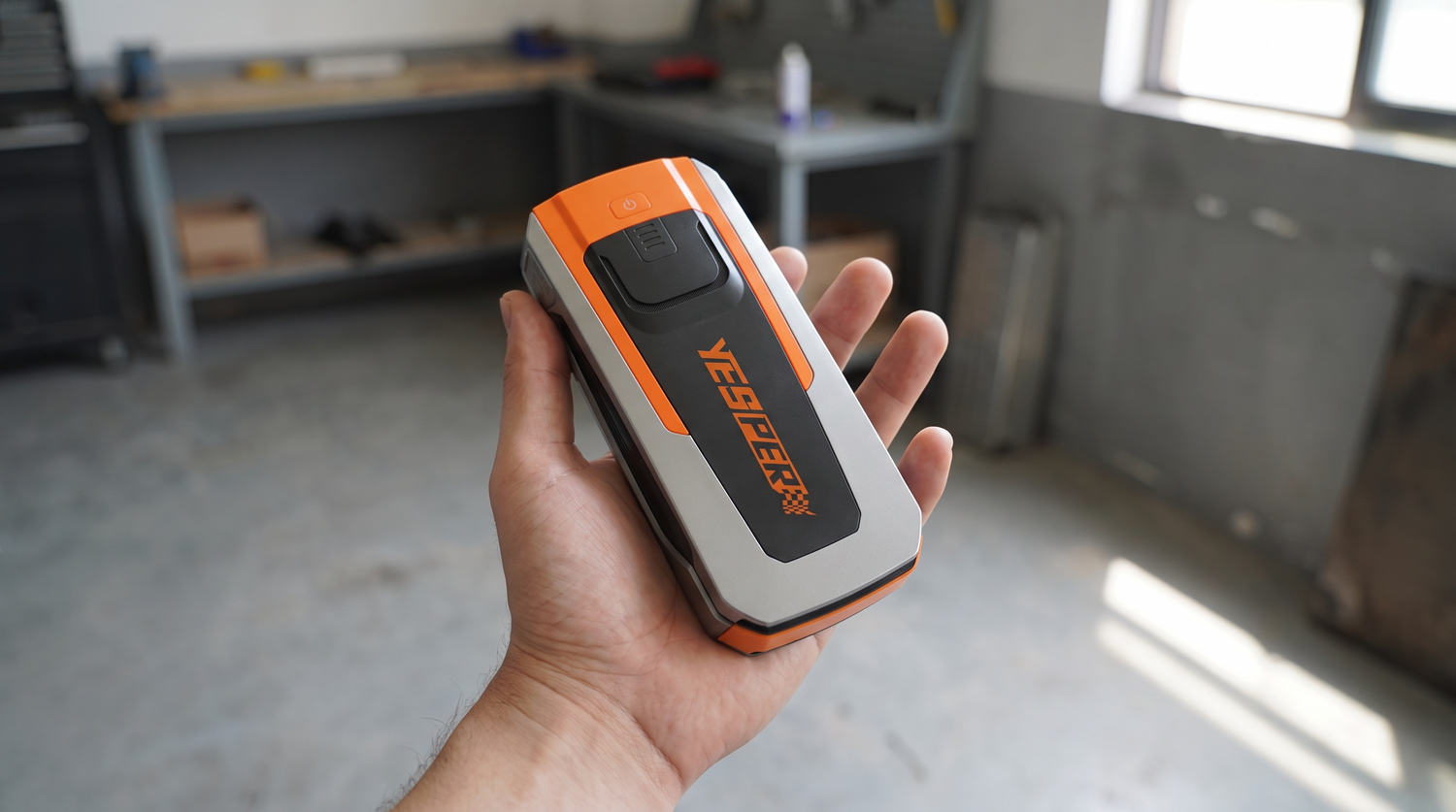 Yesper Fast Series: compacte Fast II lithium jumpstarter in één hand